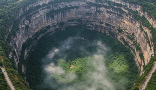 小柴天坑：世界最大の陥没穴が明かす地球の秘密と驚異の生態系