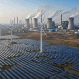 中国が世界初の快挙：炭素排出量1.6％減少を達成、太陽光・風力発電が石炭火力を逆転
