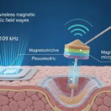 MIT、砂粒サイズの注射可能アンテナを開発。深部医療インプラントへのワイヤレス給電を実現