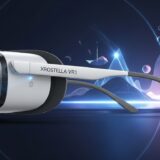 シャープが約198gのメガネ型VRグラス「Xrostella VR1」を発表、日常利用を実現
