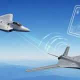 ロッキード・マーティン、F-22ラプターから飛行中ドローンを制御する実証に成功──空戦の未来を示すCCA技術